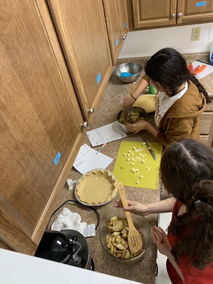students assembling banana creme pie